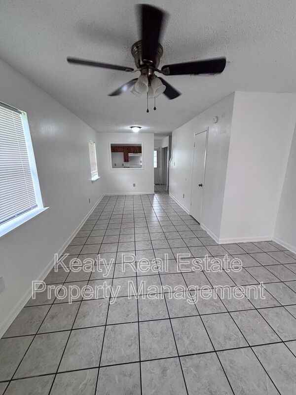 125 Country Ln Apt A - Photo 2 of 8