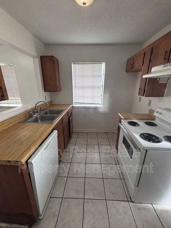 125 Country Ln Apt A - Photo 3 of 8