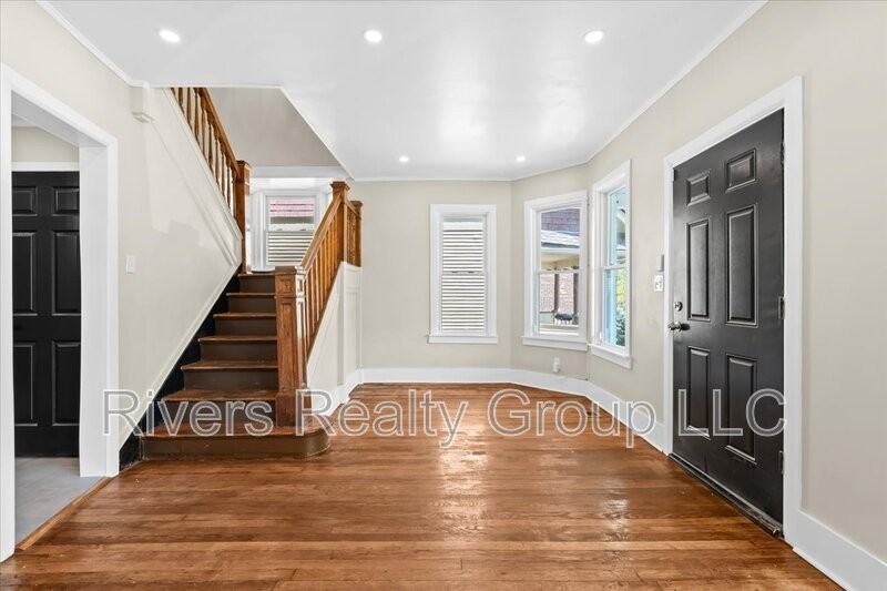 1174 Seward St - Photo 4 of 10