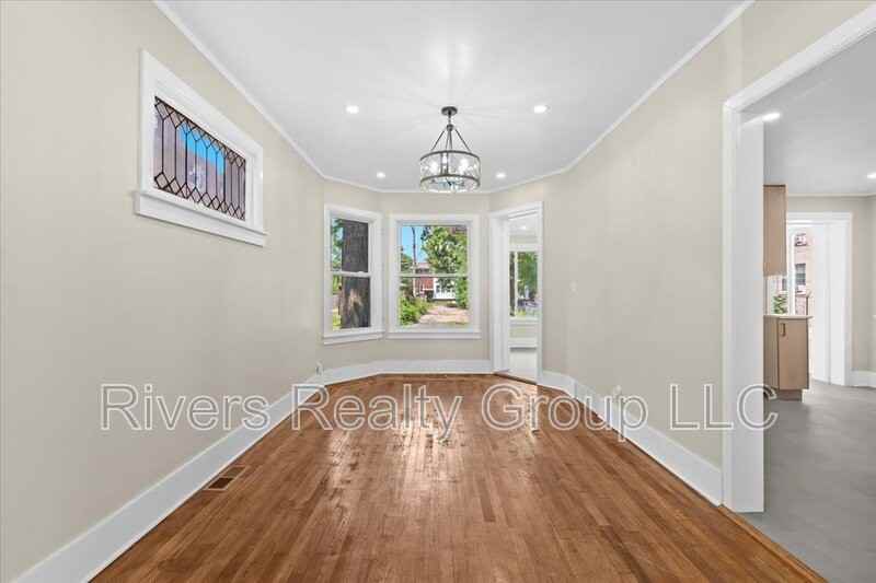 1174 Seward St - Photo 5 of 10