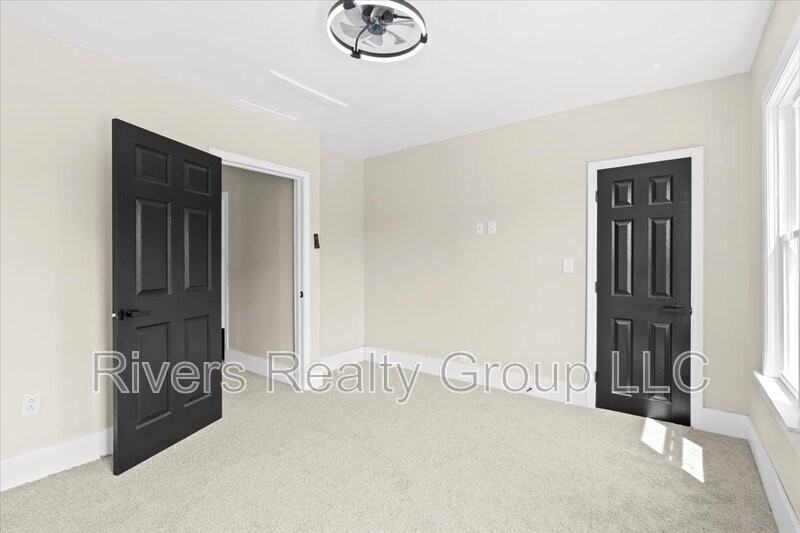 1174 Seward St - Photo 7 of 10