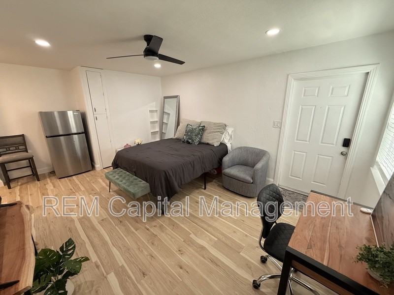 232 30th Ave N #C - Photo 2 of 5