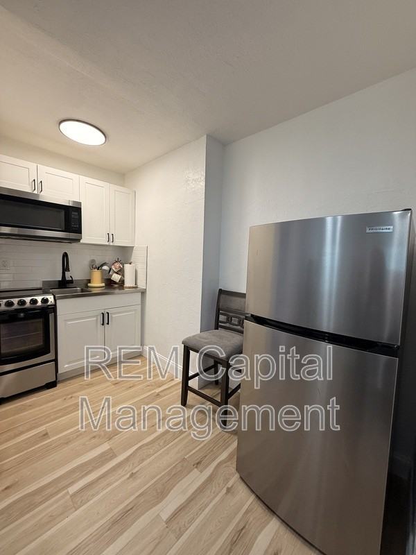 232 30th Ave N #C - Photo 3 of 5