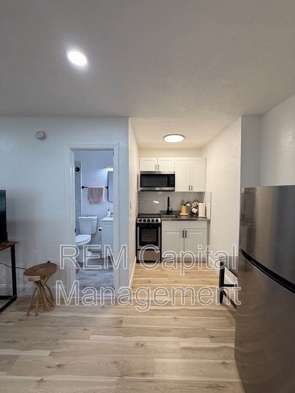232 30th Ave N #C - Photo 4 of 5
