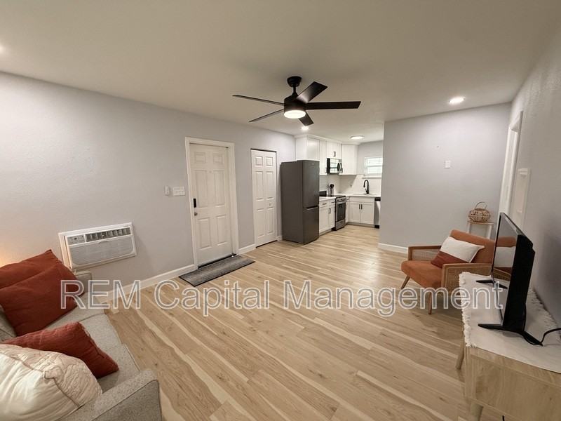240 30th Ave N #D - Photo 2 of 7