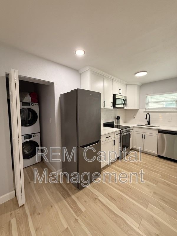 240 30th Ave N #D - Photo 3 of 7