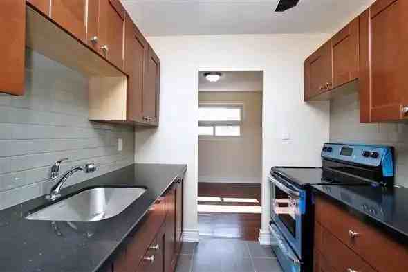 118 Bloor St W #5 - Photo 3 of 6