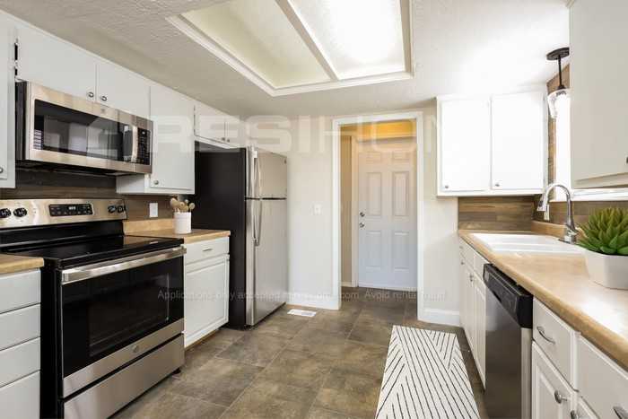 736 Smalley Dr - Photo 3 of 16