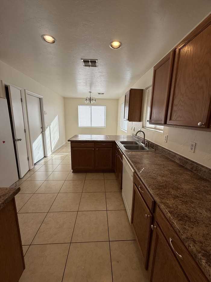 1284 W Laporte Ln - Photo 4 of 23