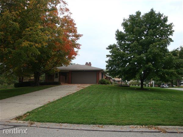 3715 Parkview Dr - Photo 2 of 9