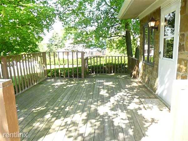 3715 Parkview Dr - Photo 3 of 9