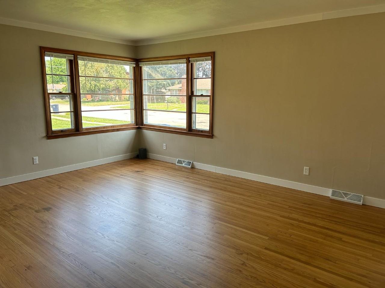 307 N Walnut St - Photo 3 of 11