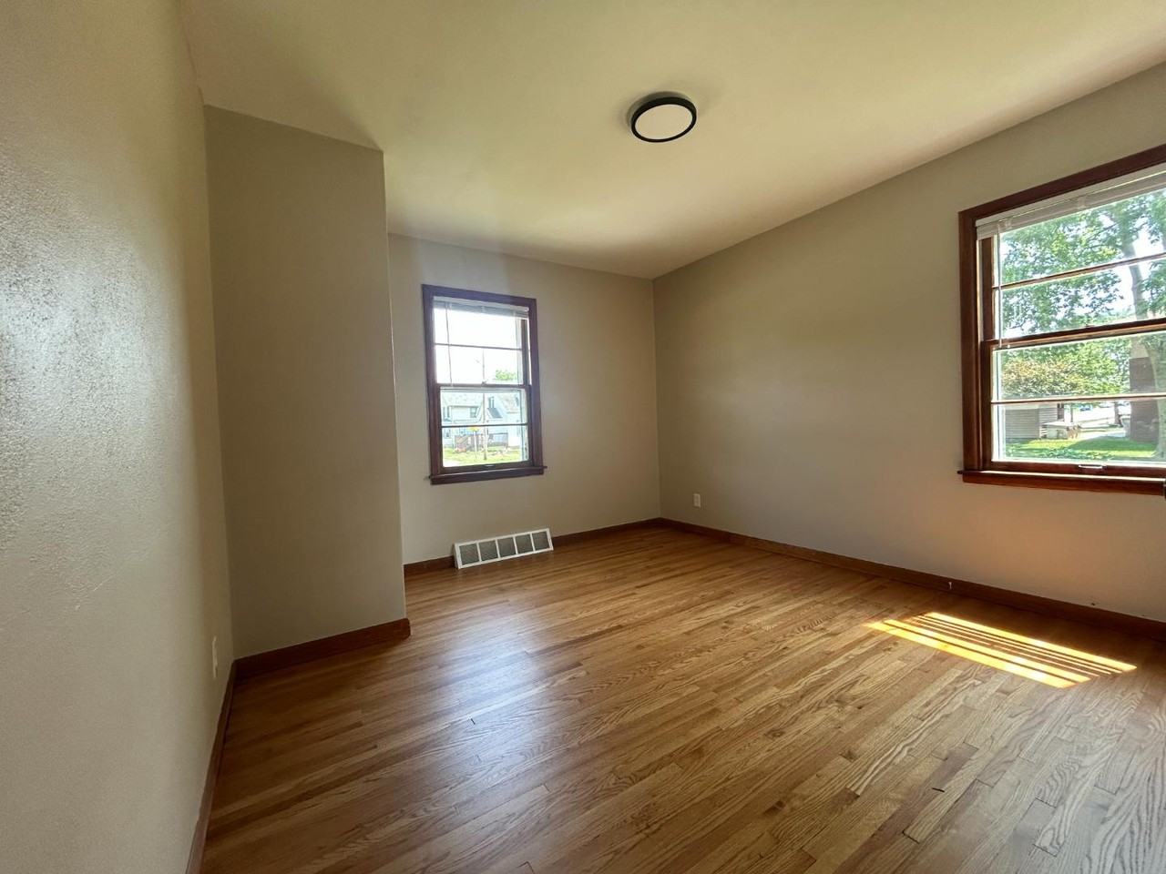 307 N Walnut St - Photo 4 of 11
