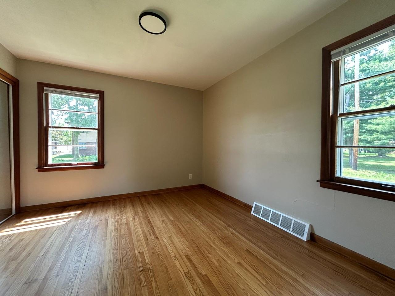 307 N Walnut St - Photo 5 of 11