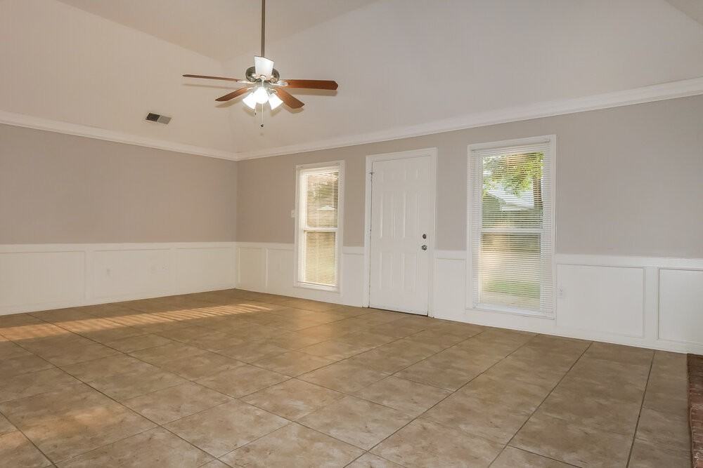 965 Hunters Point Dr - Photo 4 of 16