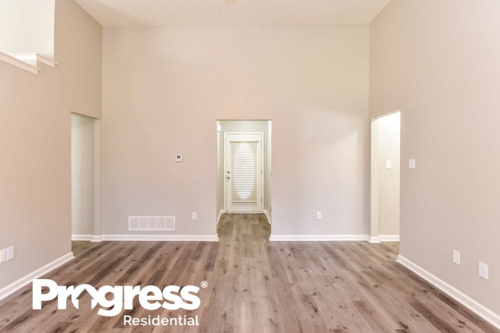 1261 Thames Dr - Photo 4 of 16