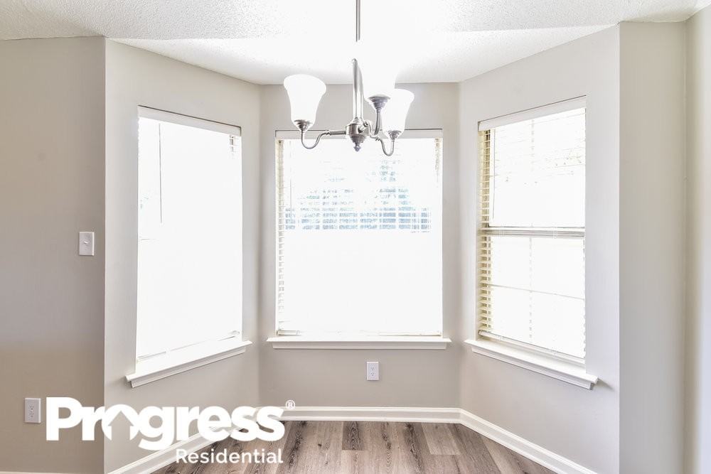 1261 Thames Dr - Photo 5 of 16