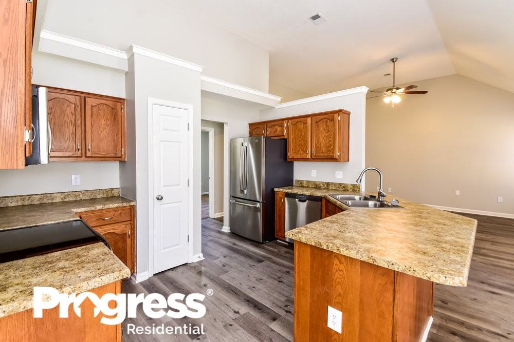 1261 Thames Dr - Photo 7 of 16