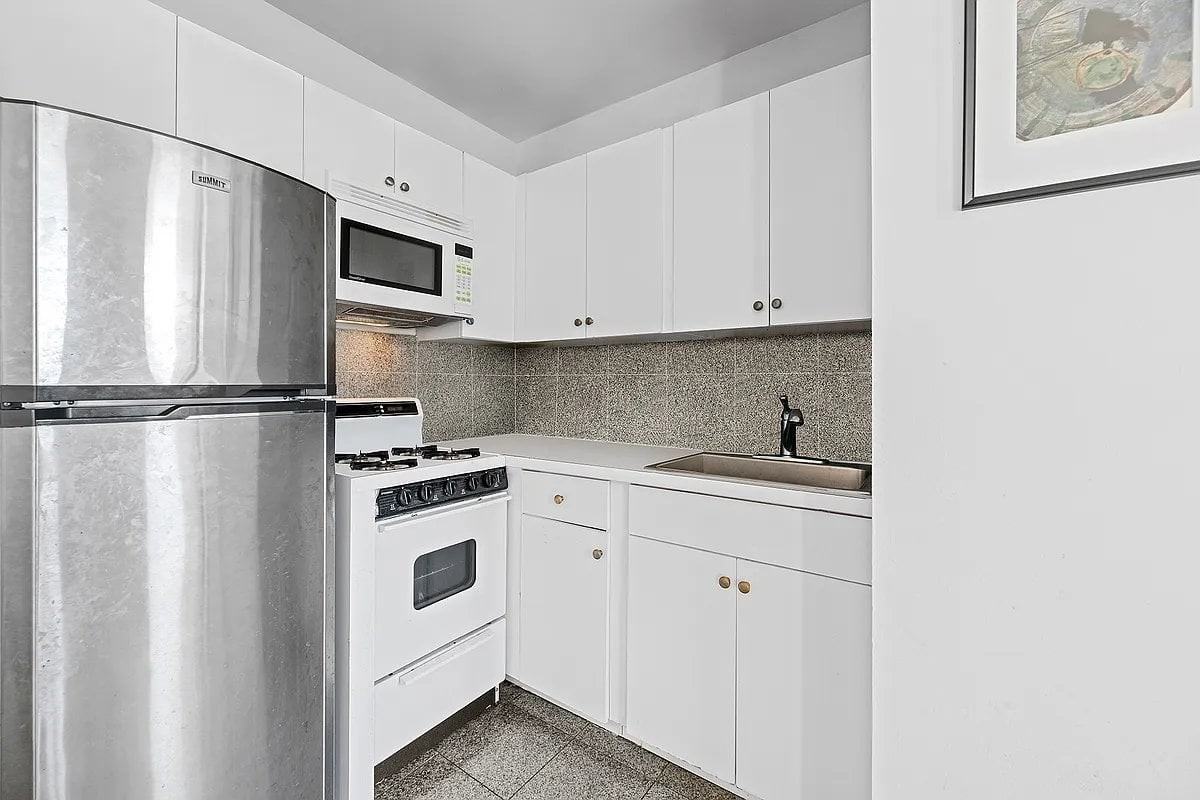 193 E 4th St #2R - Photo 6 of 7