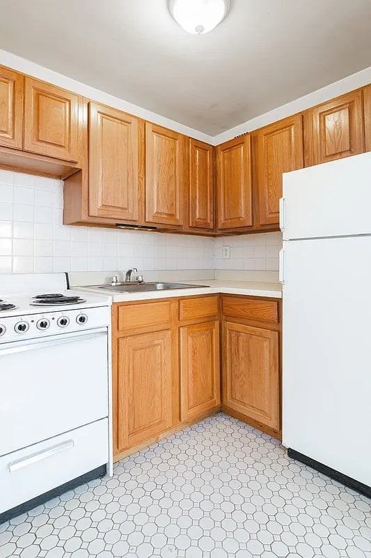 1220 Lexington Ave #4D - Photo 3 of 4
