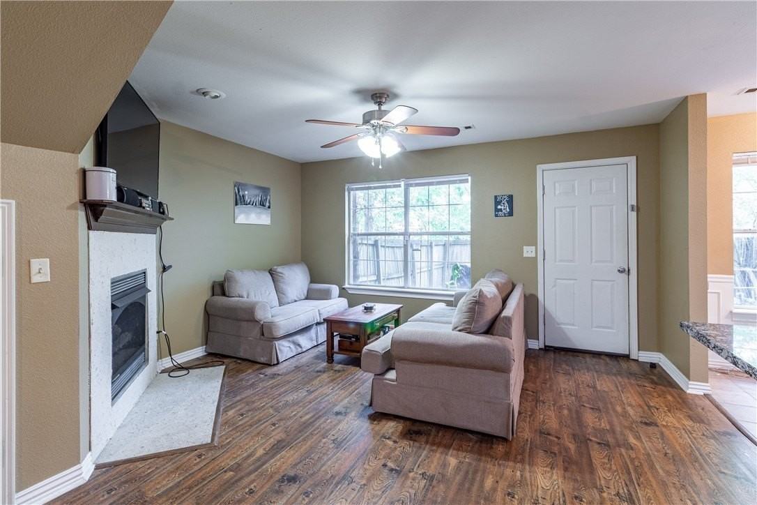 869 W Peachtree Dr - Photo 2 of 12