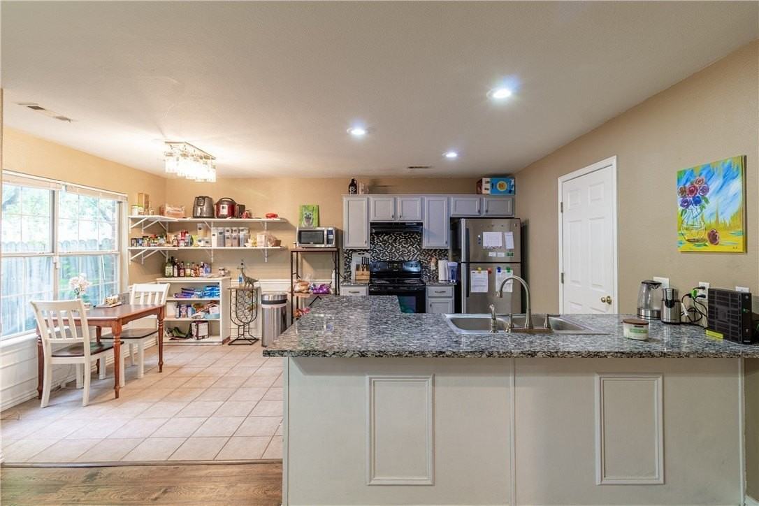 869 W Peachtree Dr - Photo 4 of 12