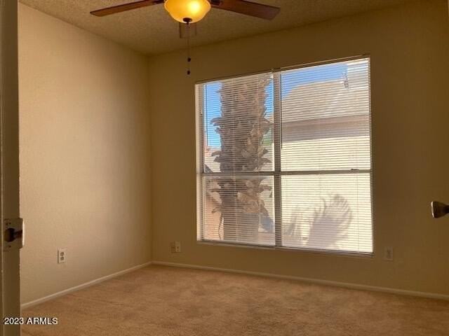 530 E Kerry Ln - Photo 3 of 36