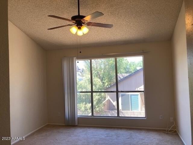 530 E Kerry Ln - Photo 4 of 36