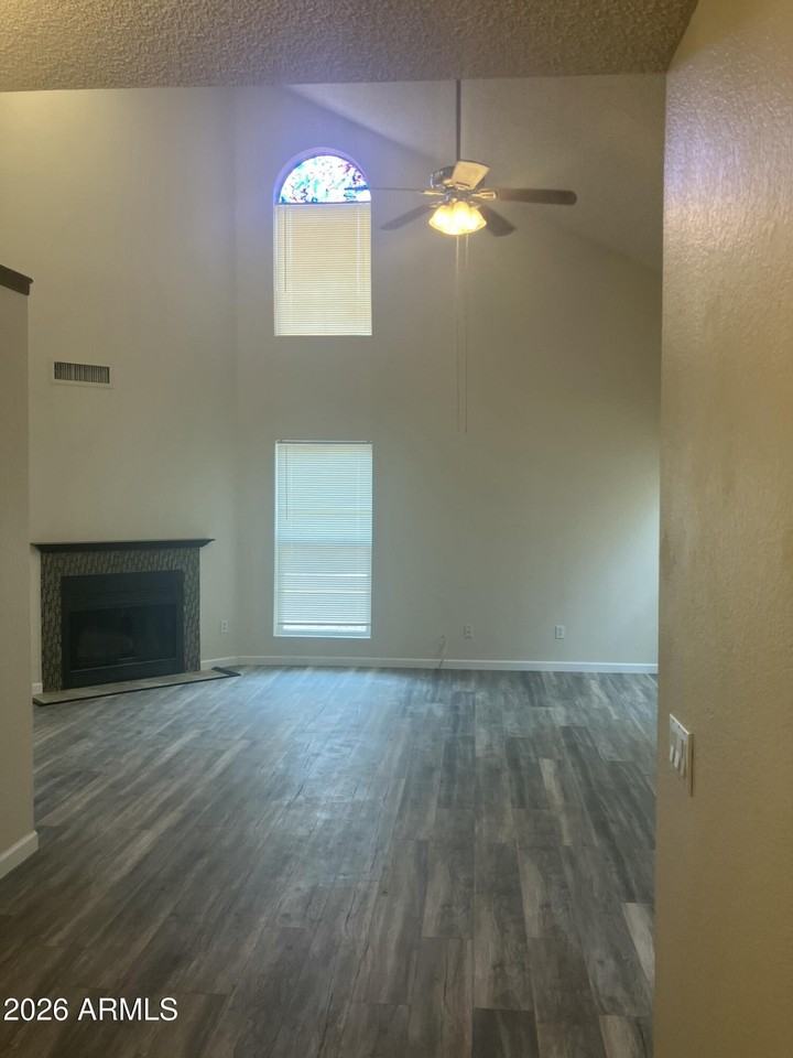 530 E Kerry Ln - Photo 7 of 36