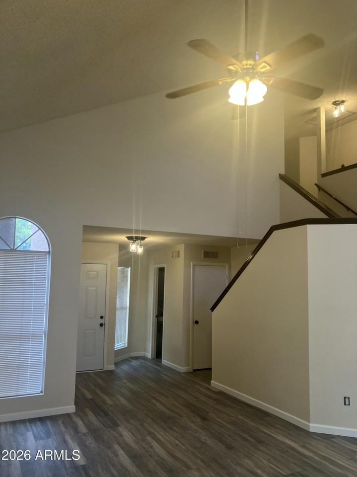 530 E Kerry Ln - Photo 7 of 32