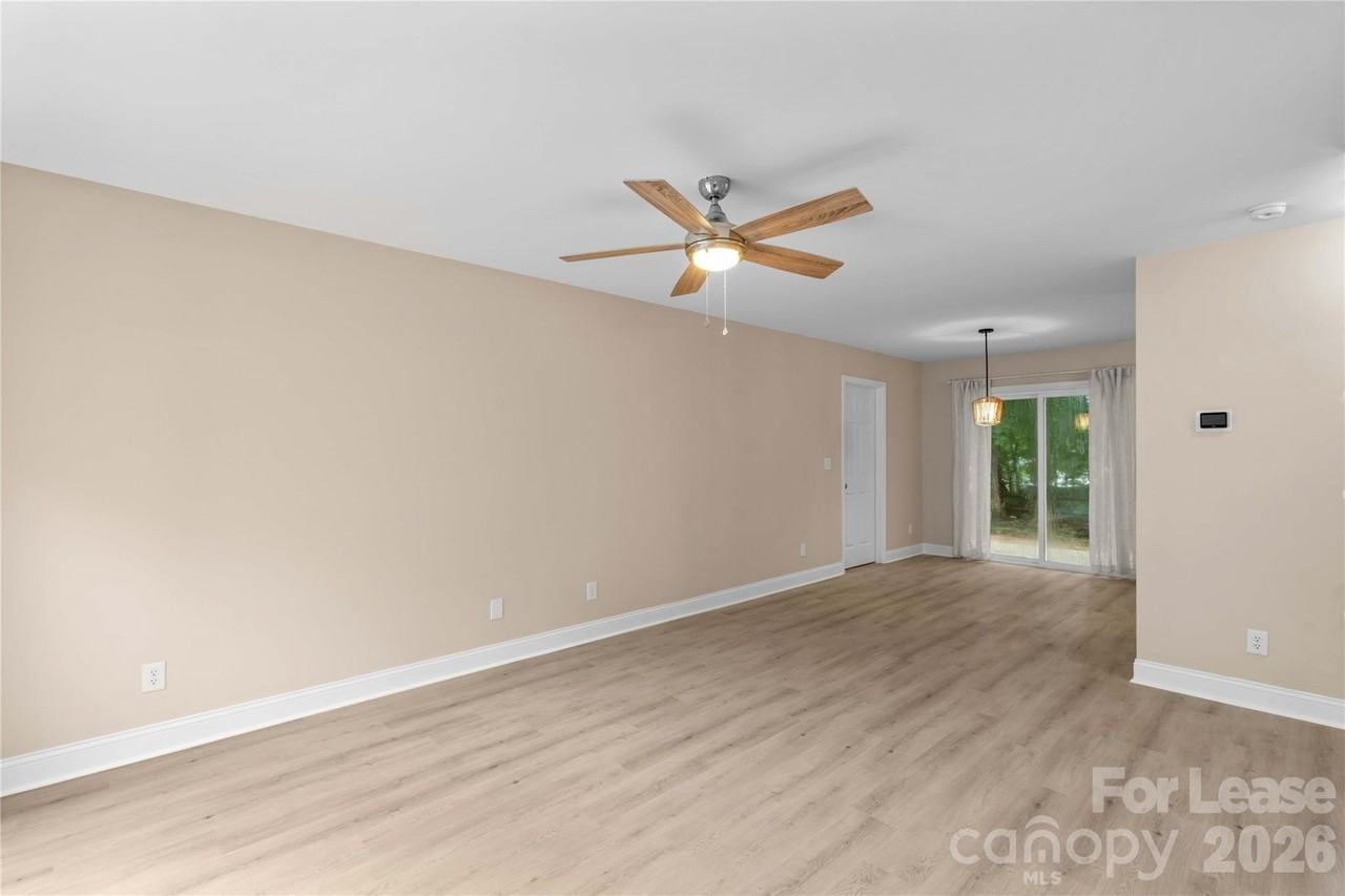 697 Rebecca Jane Dr - Photo 6 of 36