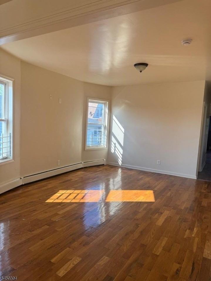951 Chancellor Ave - Photo 2 of 13