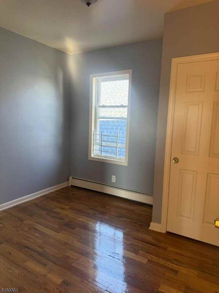 951 Chancellor Ave - Photo 3 of 13