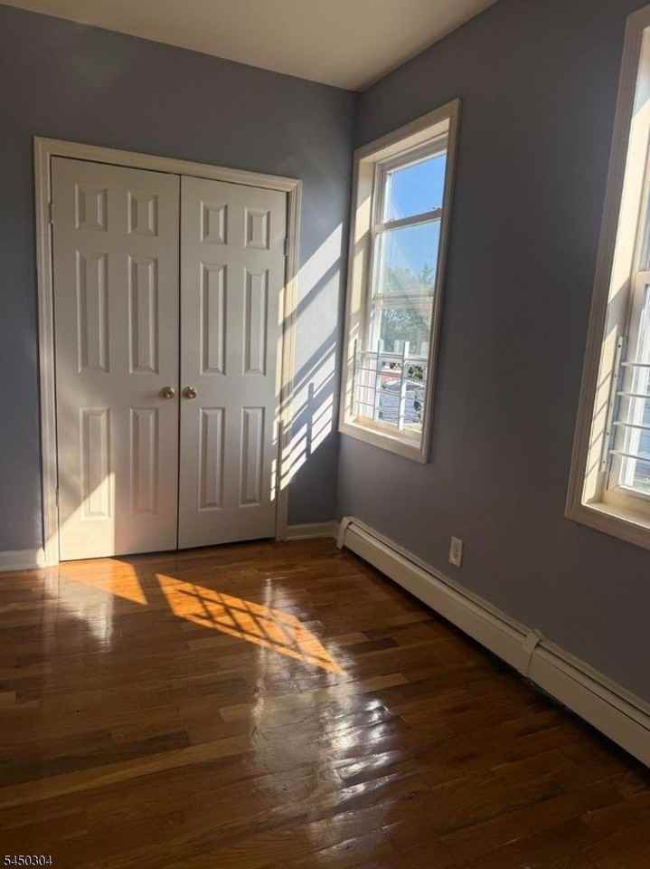 951 Chancellor Ave - Photo 4 of 13