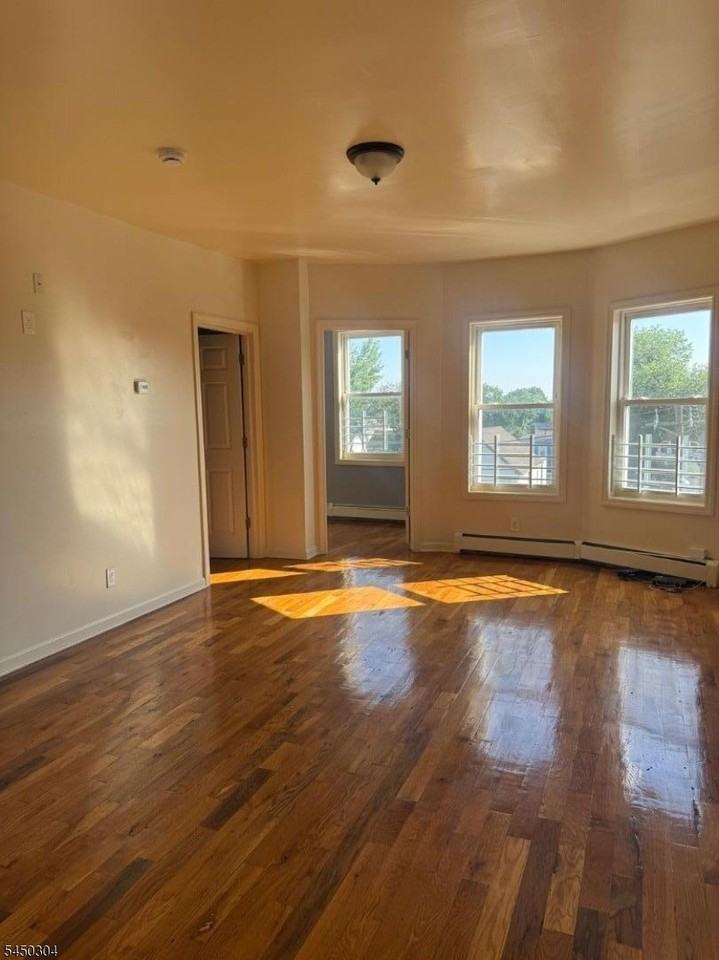 951 Chancellor Ave - Photo 5 of 13