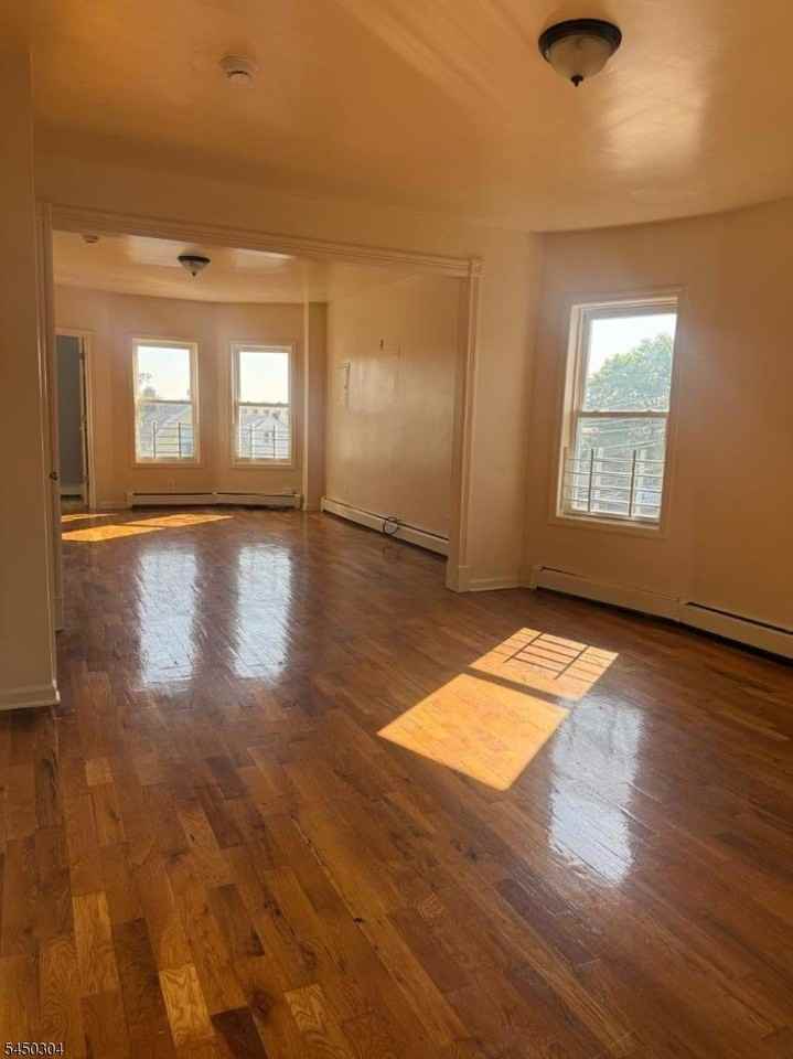 951 Chancellor Ave - Photo 6 of 13