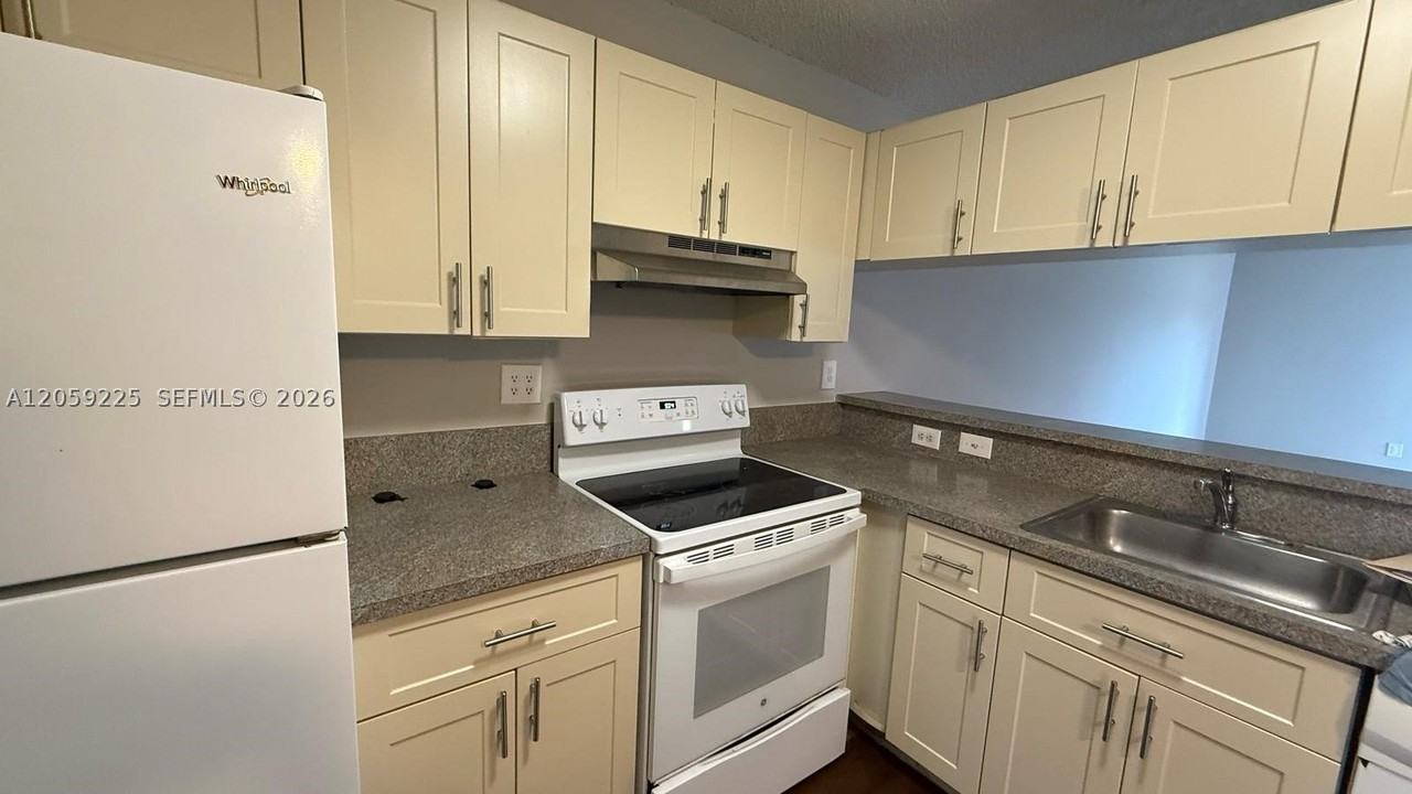 9933 Nob Hill Ln #9933 - Photo 7 of 33