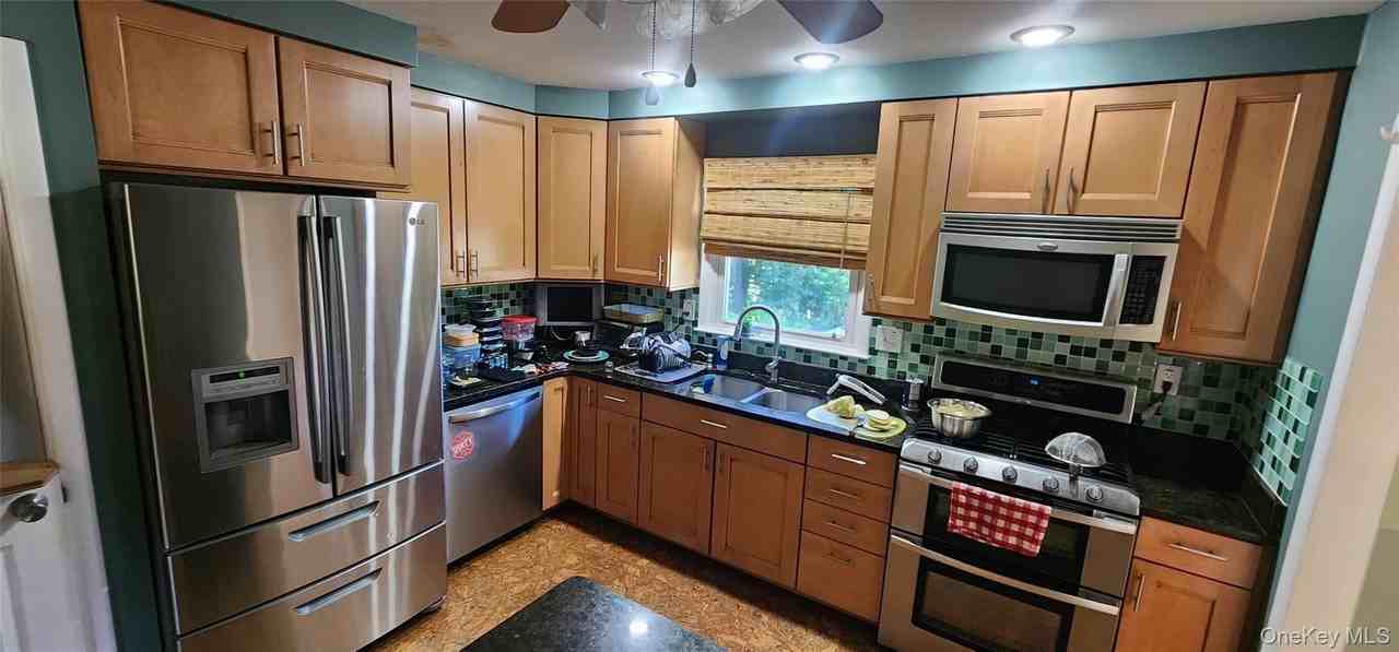 13 Amy Rd - Photo 7 of 15