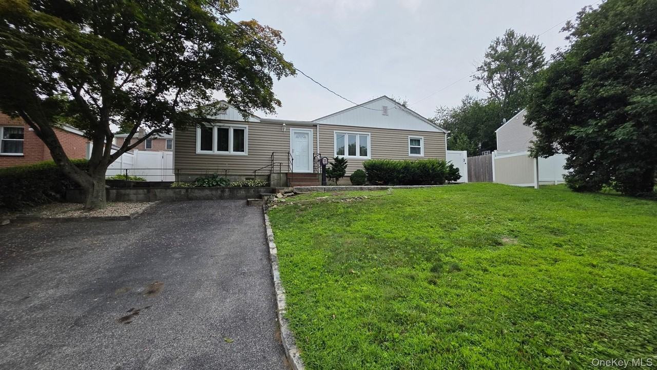 28 Roundhill Dr - Photo 3 of 9