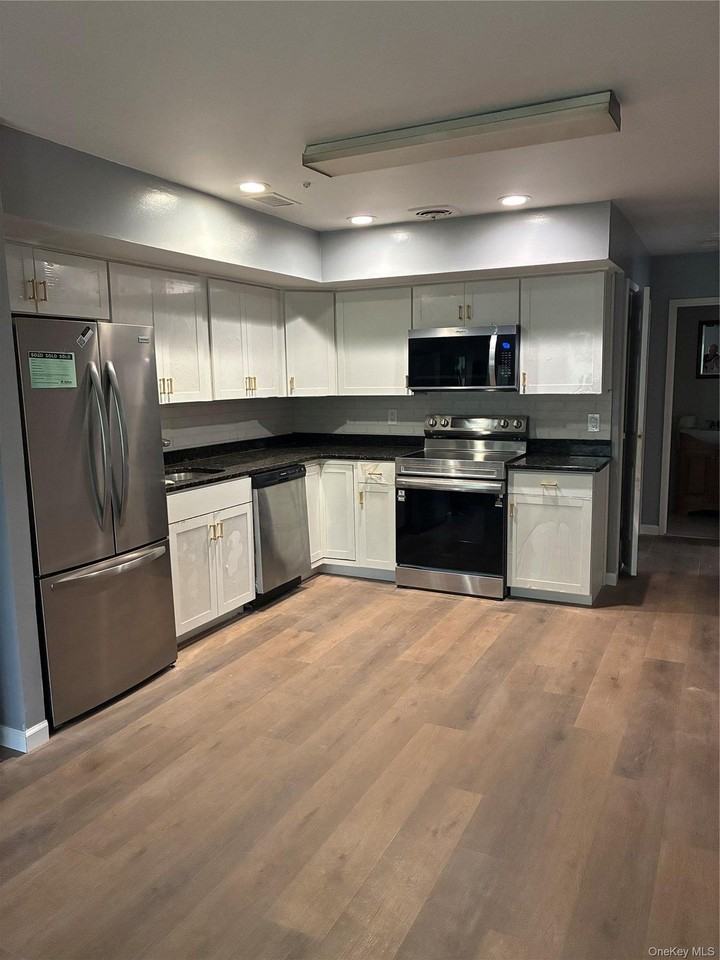 415 Clubhouse Ct - Photo 2 of 2