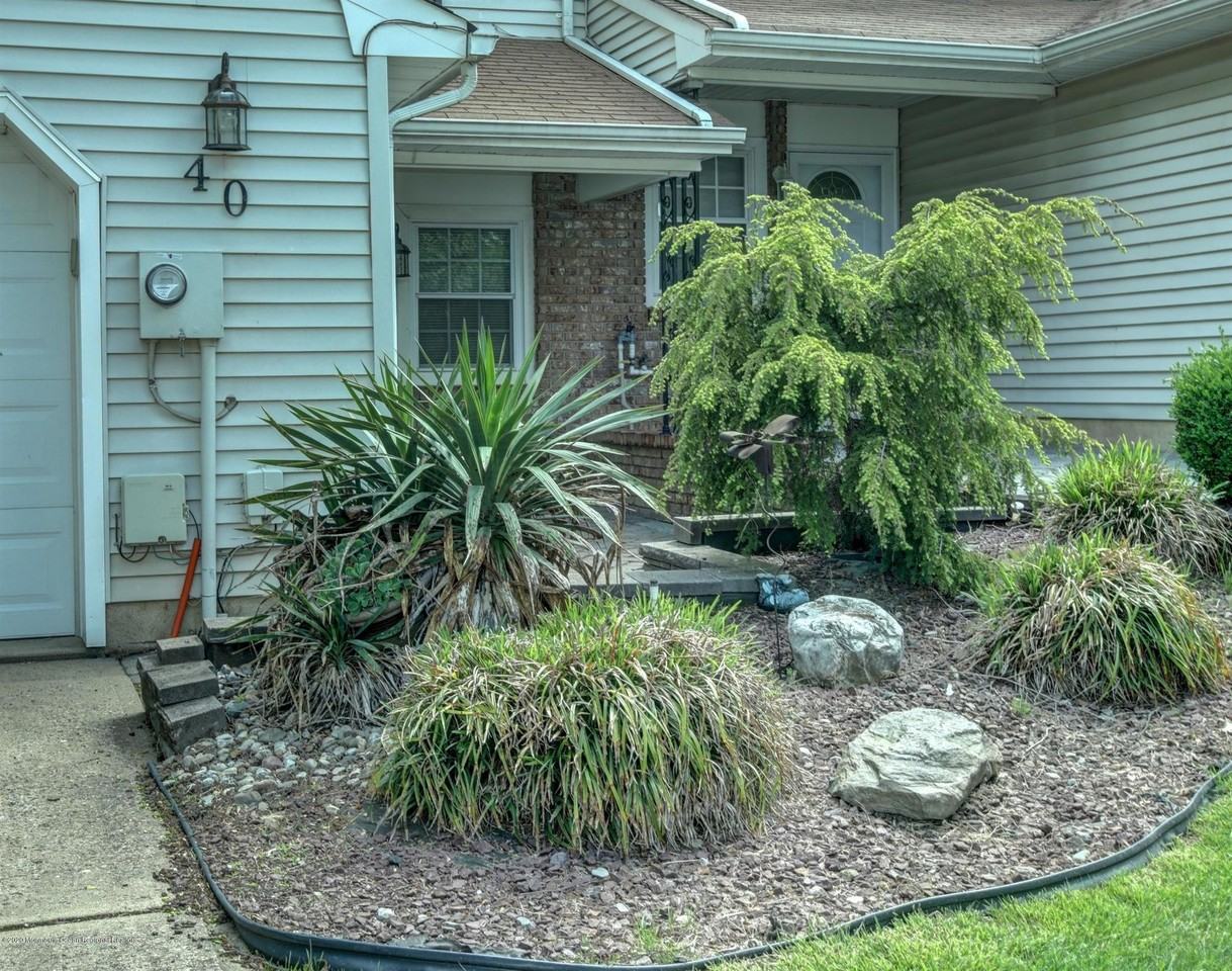 40 Staghorn Dr - Photo 3 of 23