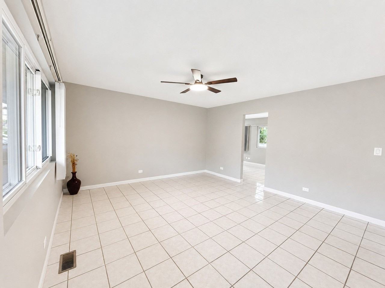 6847 Hawthorne Ln - Photo 4 of 24
