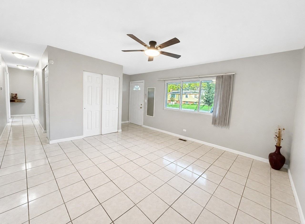 6847 Hawthorne Ln - Photo 5 of 24