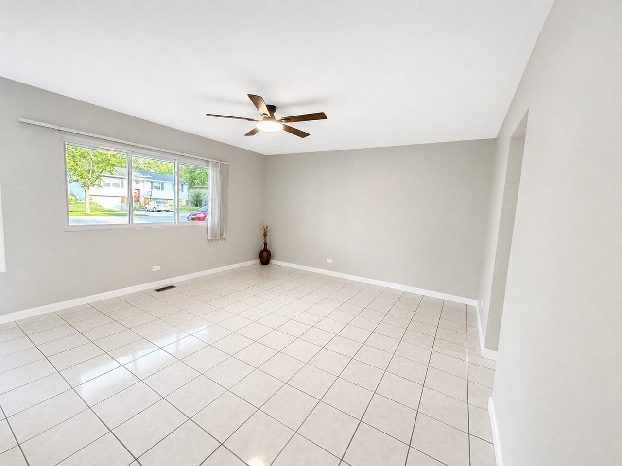 6847 Hawthorne Ln - Photo 6 of 24