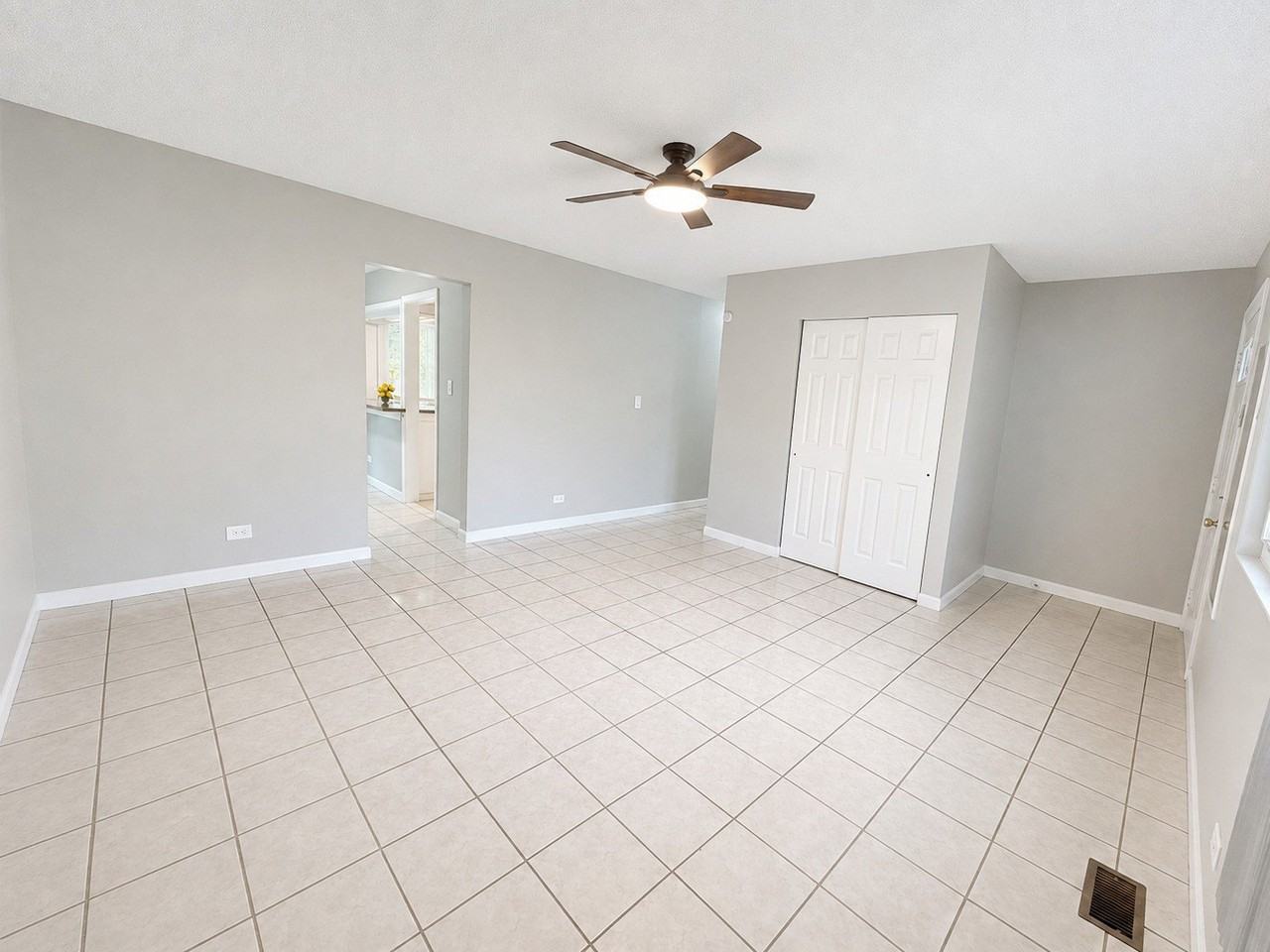 6847 Hawthorne Ln - Photo 7 of 24