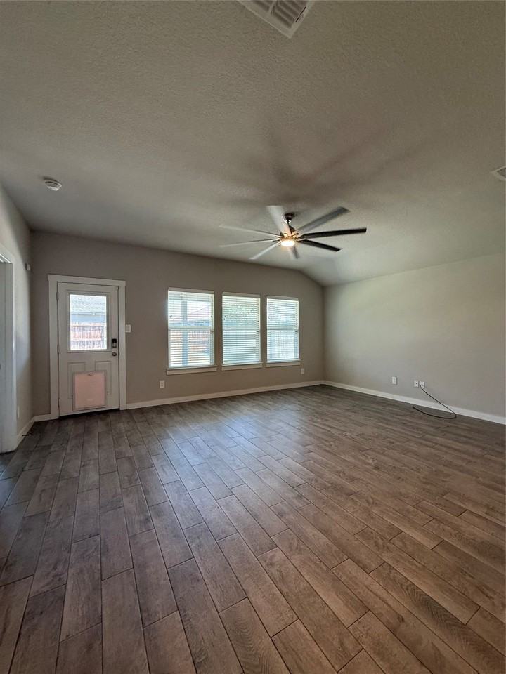 9328 Herringbone Dr - Photo 4 of 25