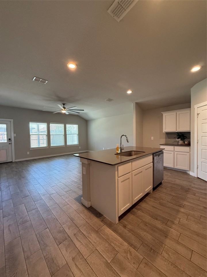 9328 Herringbone Dr - Photo 5 of 25