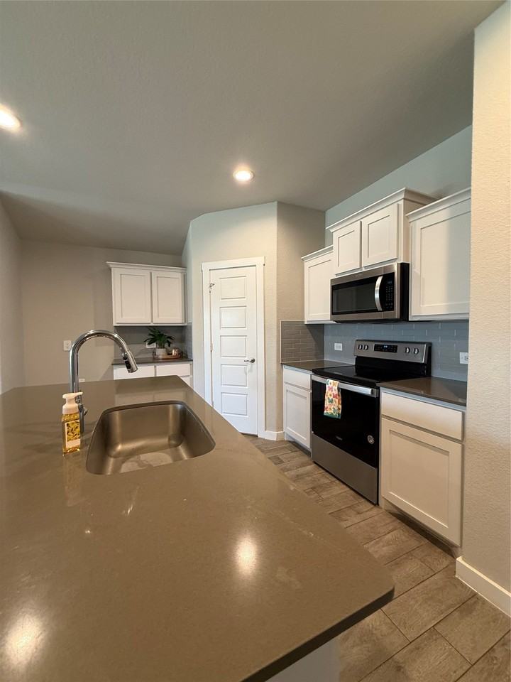 9328 Herringbone Dr - Photo 7 of 25