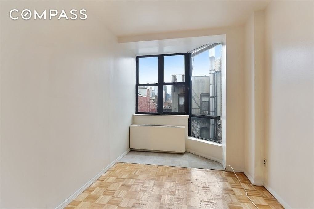 229 E 24th St #8R - Photo 2 of 5
