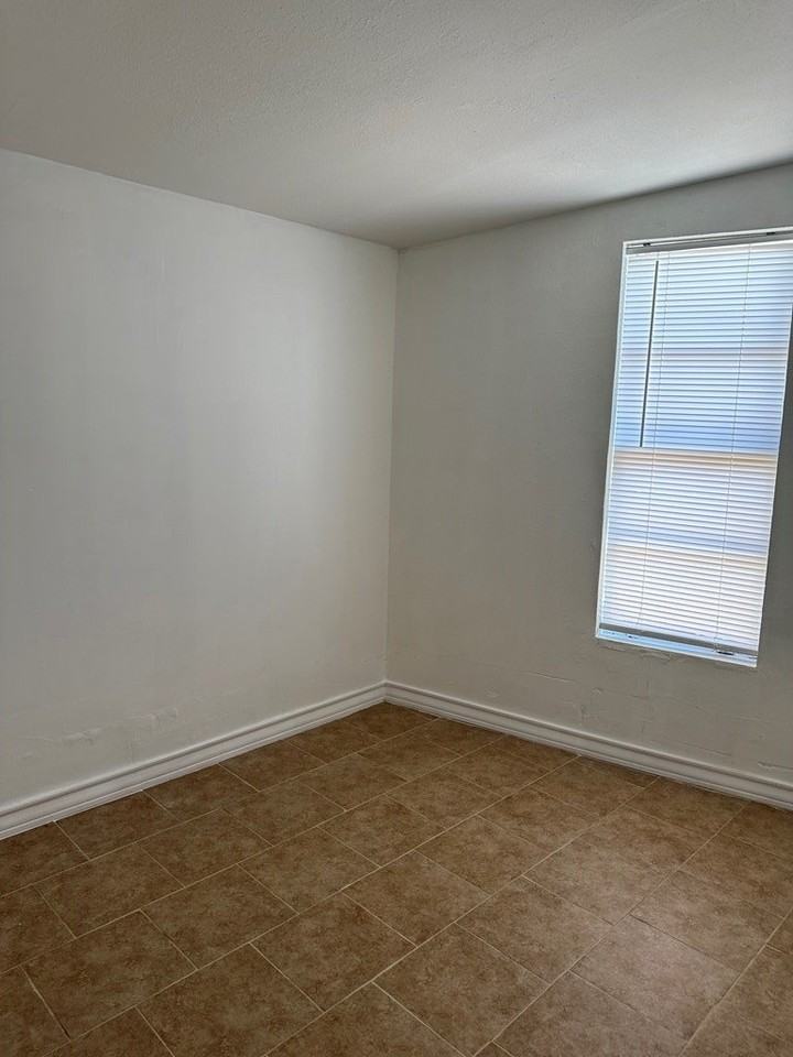1405 S Baird St #C - Photo 6 of 8